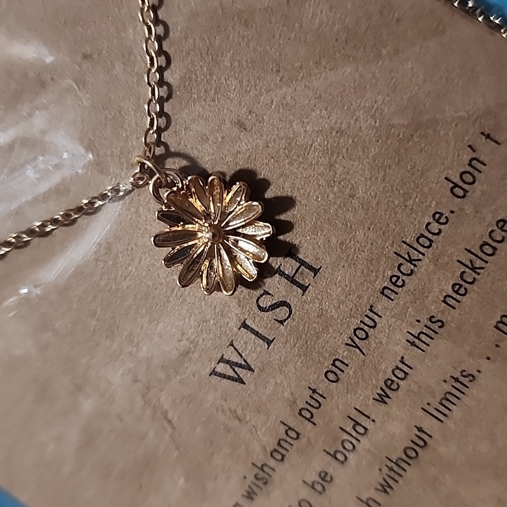 GOLD NECKLACE WITH FLOWER PENDANT 🌼